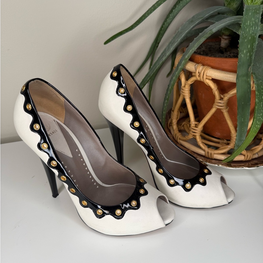 Versace White Nappa Leather Peep Toe Heels 39 Black Patent Gold Pumps DSL531R